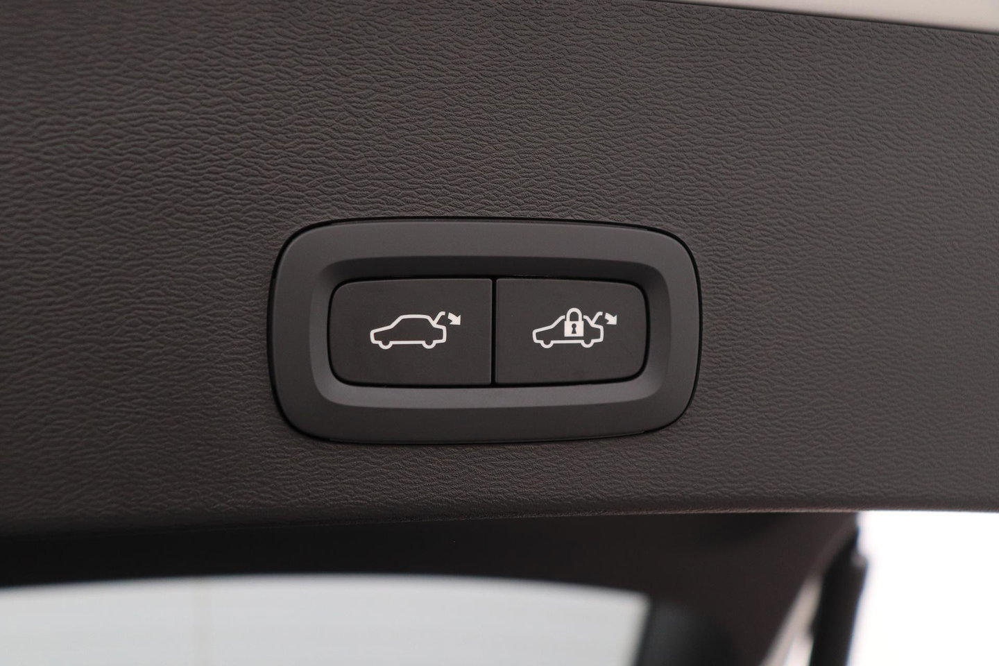 Volvo EX40 Extended Range Plus Black Edition 82 kWh | ACC | Harman/Kardon | 360° Camera | Stoel+Stuurverwarming | BLIS | 20 Inch