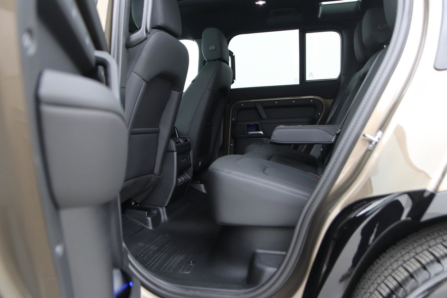 Land Rover Defender 2.0 P300e 110 X-Dynamic SE | FACELIFT | ACC | Panoramadak | ClearSight | Stoel+Stuurverwarming | Trekhaak