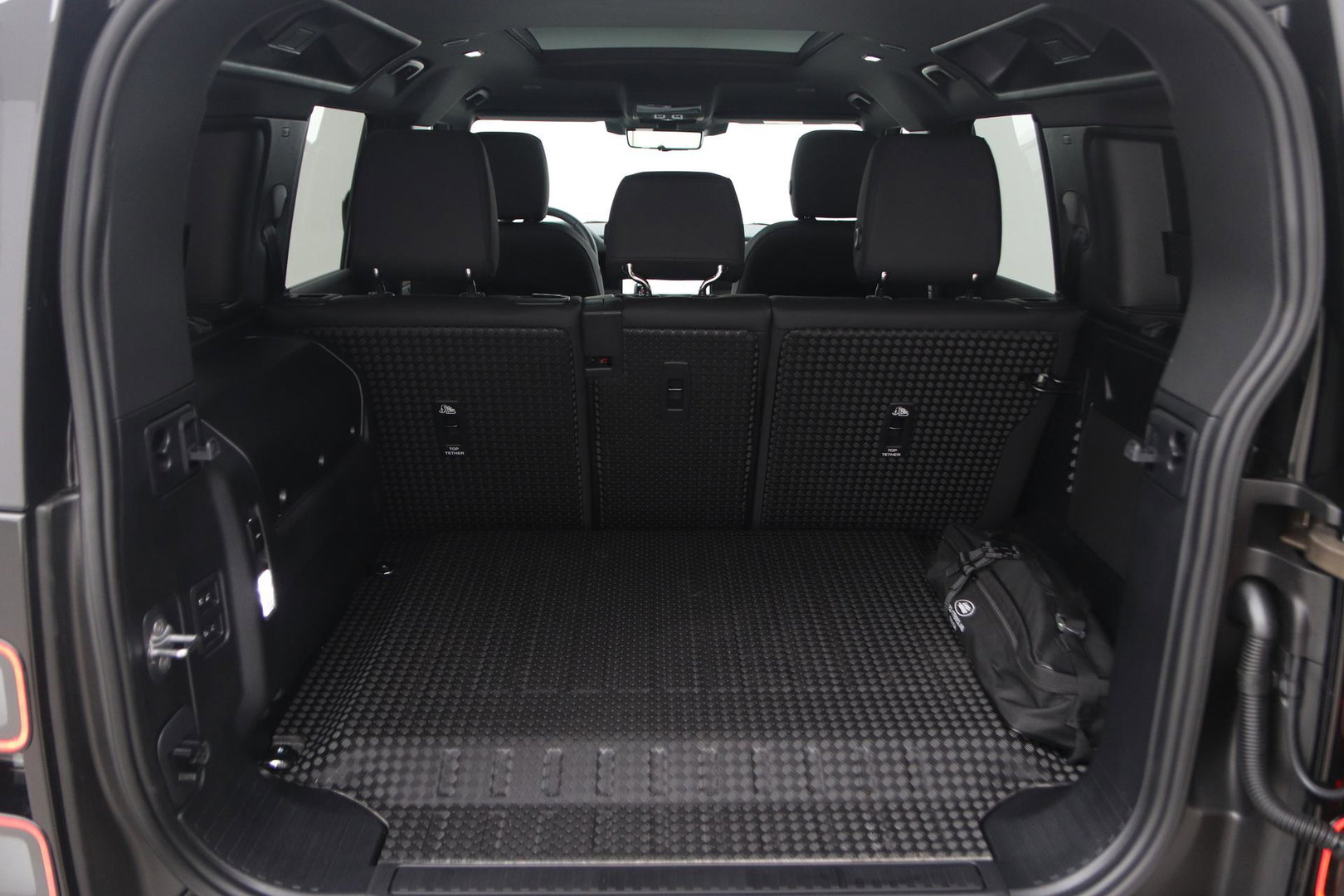 Land Rover Defender 2.0 P300e 110 X-Dynamic SE | FACELIFT | ACC | Panoramadak | ClearSight | Stoel+Stuurverwarming | Trekhaak