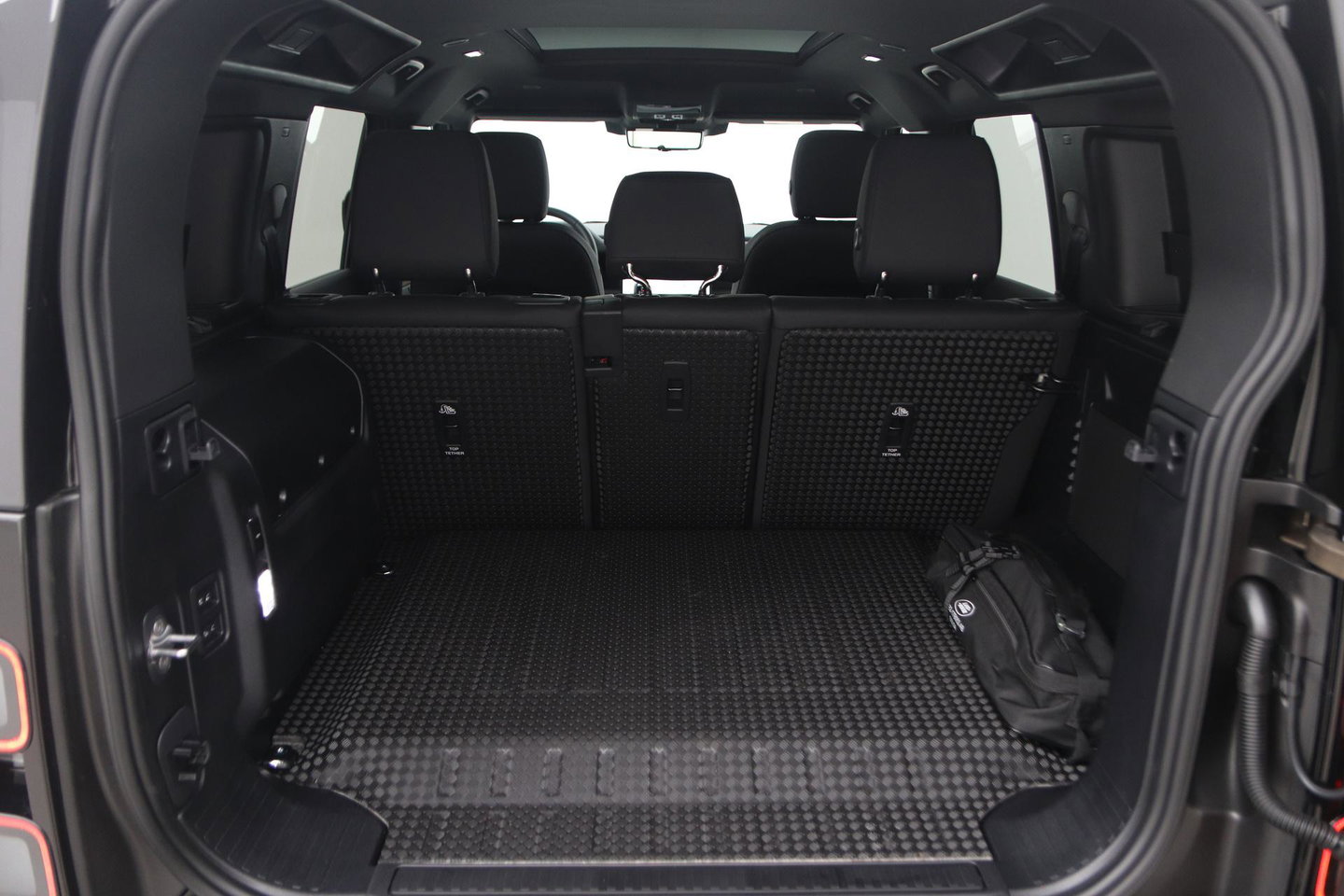 Land Rover Defender 2.0 P300e 110 X-Dynamic SE | FACELIFT | ACC | Panoramadak | ClearSight | Stoel+Stuurverwarming | Trekhaak