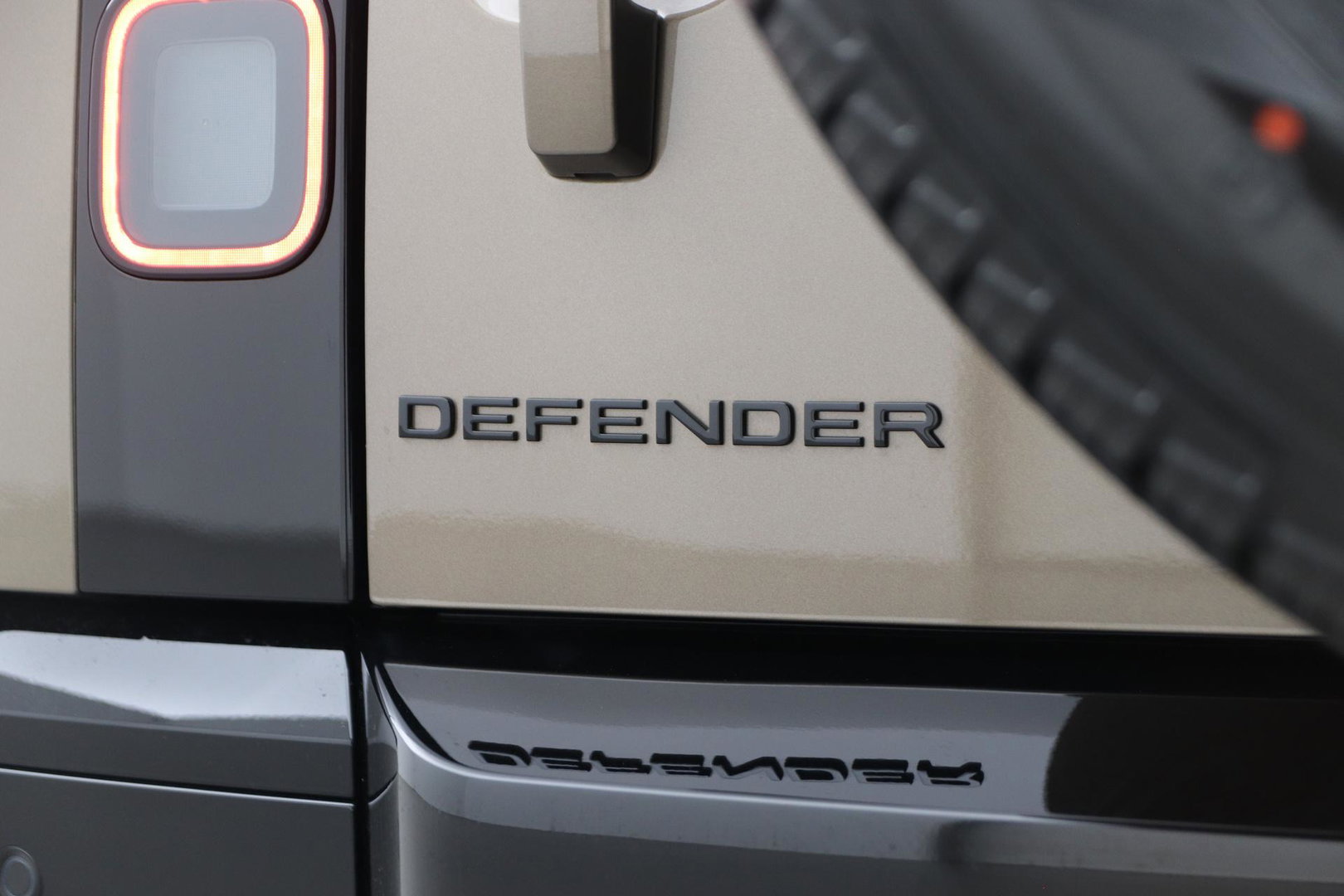 Land Rover Defender 2.0 P300e 110 X-Dynamic SE | FACELIFT | ACC | Panoramadak | ClearSight | Stoel+Stuurverwarming | Trekhaak