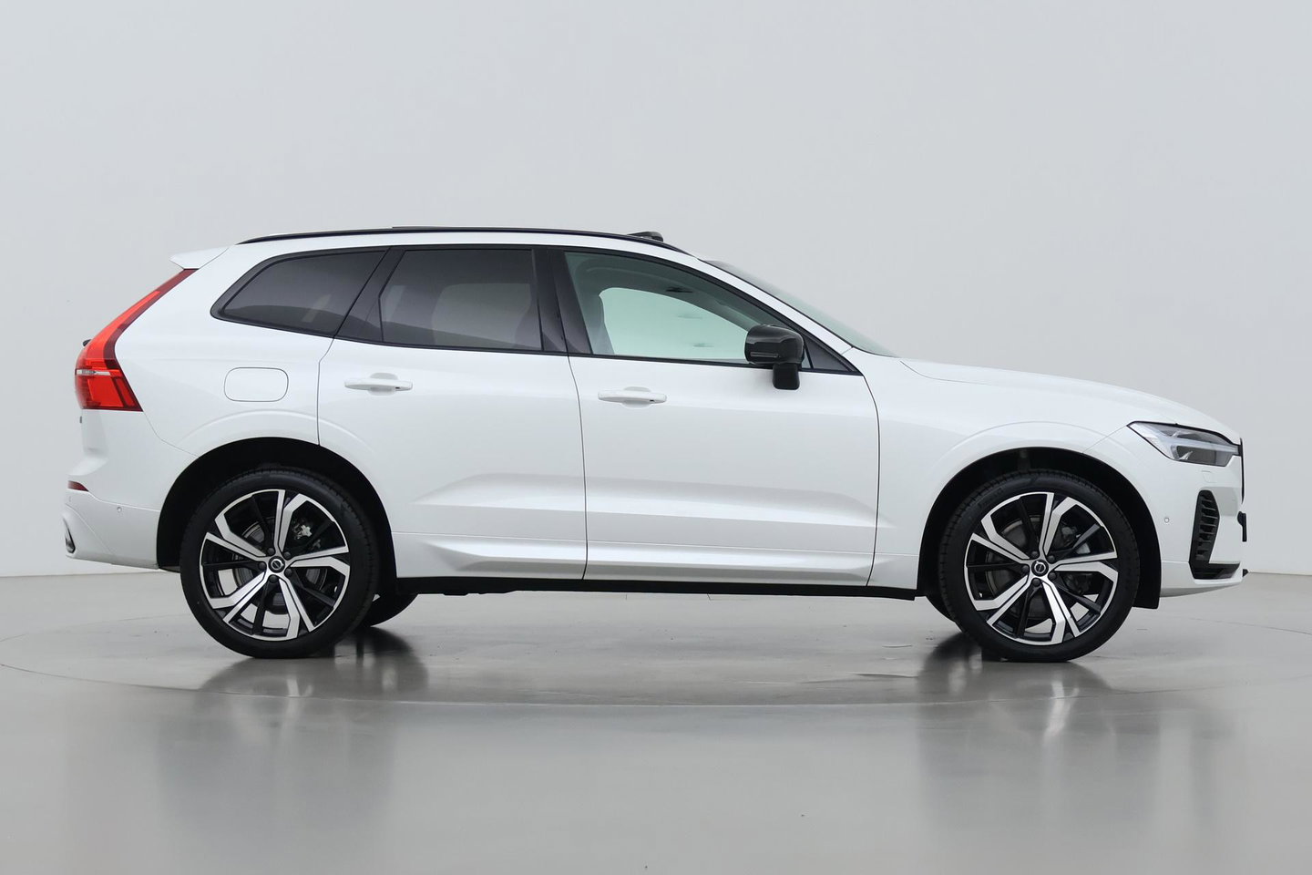 Volvo XC60 T8 Plug-in hybrid Ultra Dark | ACC | Luchtvering | Panoramadak | Massage | Bowers&Wilkins | 360° Camera | Head-Up