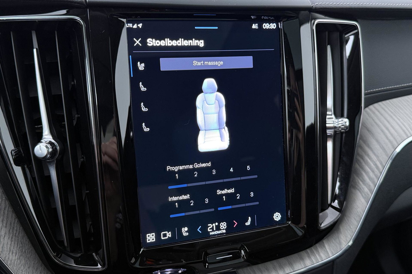 Volvo XC60 T8 Plug-in hybrid Ultra Dark | ACC | Luchtvering | Panoramadak | Massage | Bowers&Wilkins | 360° Camera | Head-Up