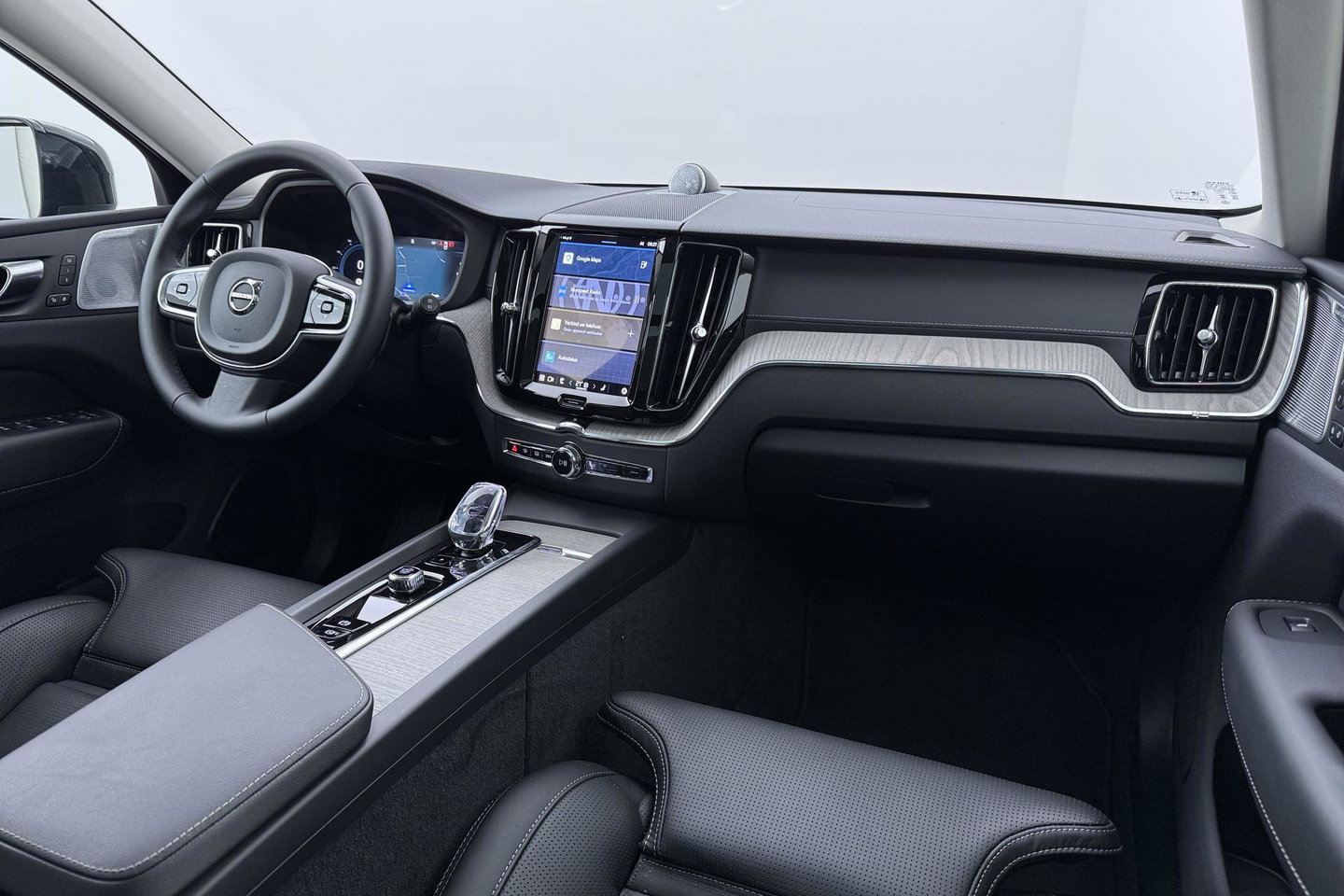 Volvo XC60 T8 Plug-in hybrid Ultra Dark | ACC | Luchtvering | Panoramadak | Massage | Bowers&Wilkins | 360° Camera | Head-Up