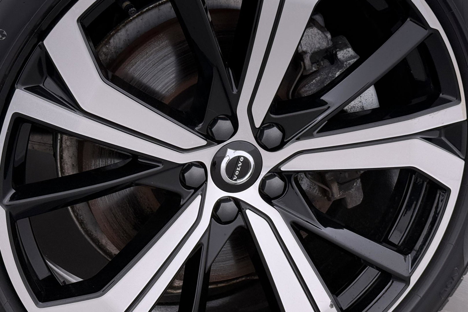 Volvo XC60 T8 Plug-in hybrid Ultra Dark | ACC | Luchtvering | Panoramadak | Massage | Bowers&Wilkins | 360° Camera | Head-Up