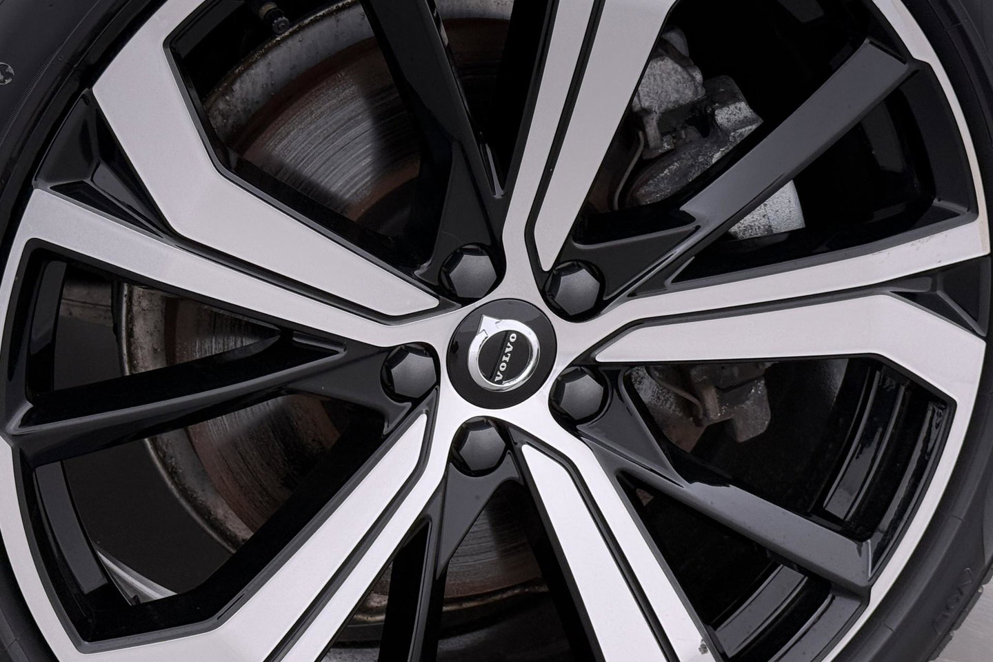 Volvo XC60 T8 Plug-in hybrid Ultra Dark | ACC | Luchtvering | Panoramadak | Massage | Bowers&Wilkins | 360° Camera | Head-Up
