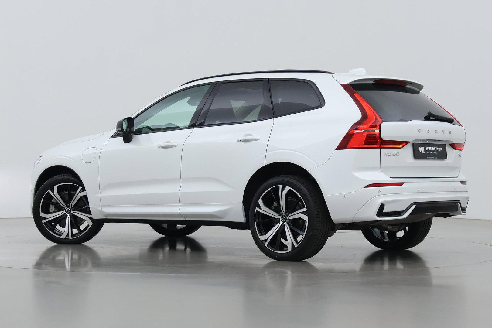 Volvo XC60 T8 Plug-in hybrid Ultra Dark | ACC | Luchtvering | Panoramadak | Massage | Bowers&Wilkins | 360° Camera | Head-Up