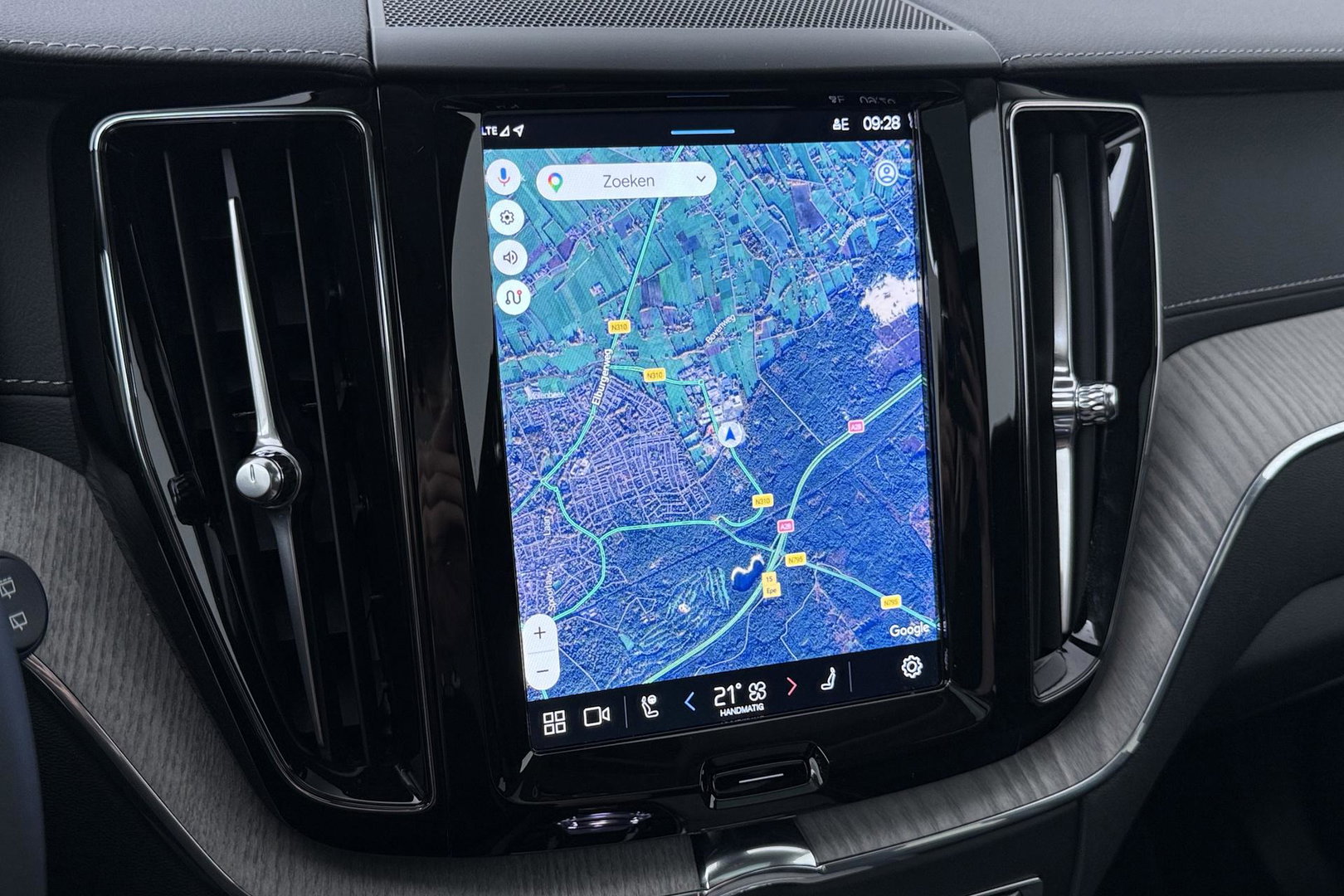 Volvo XC60 T8 Plug-in hybrid Ultra Dark | ACC | Luchtvering | Panoramadak | Massage | Bowers&Wilkins | 360° Camera | Head-Up