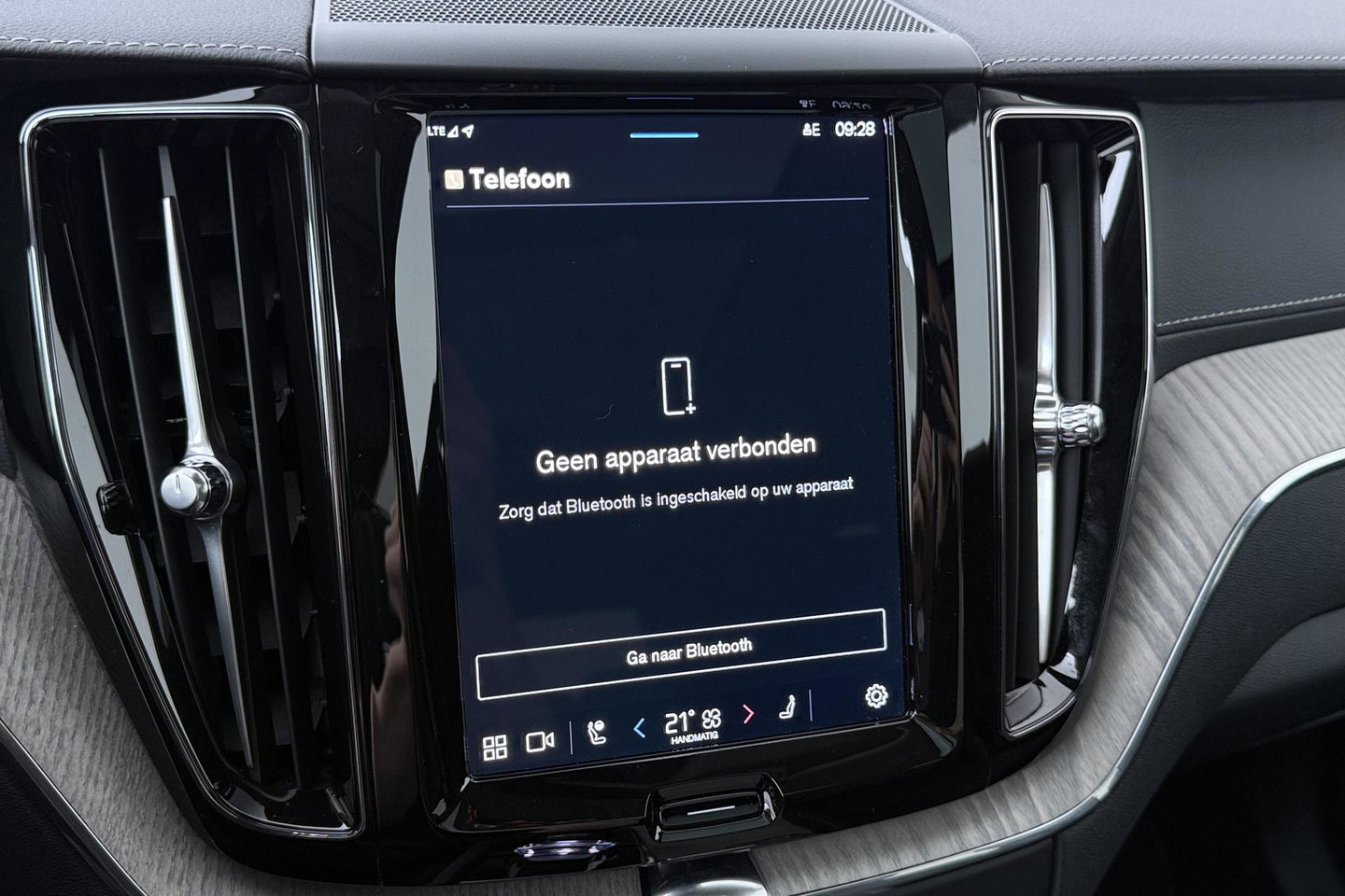 Volvo XC60 T8 Plug-in hybrid Ultra Dark | ACC | Luchtvering | Panoramadak | Massage | Bowers&Wilkins | 360° Camera | Head-Up