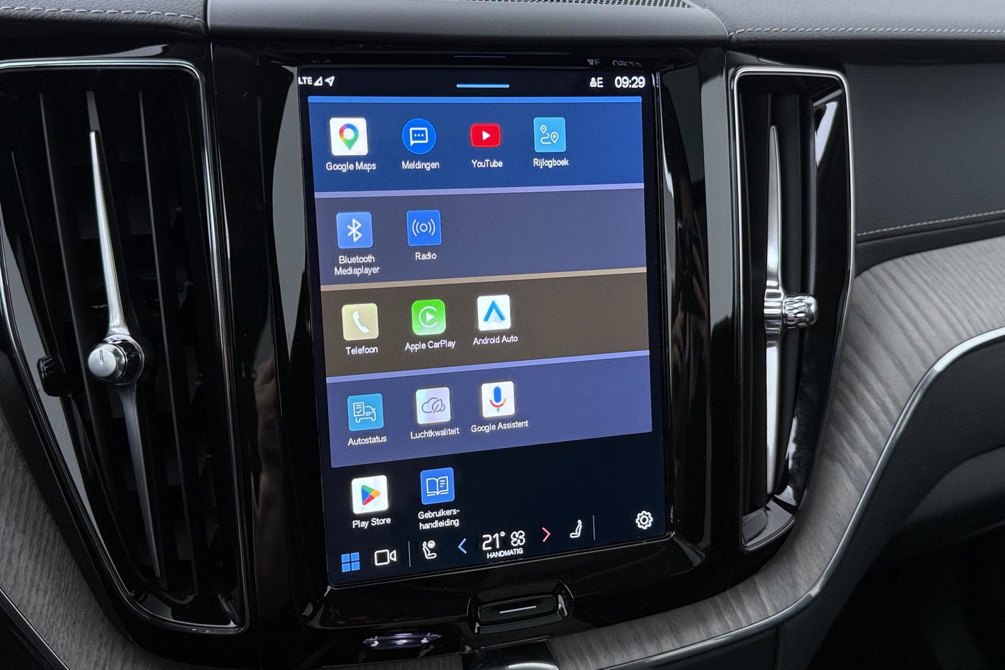 Volvo XC60 T8 Plug-in hybrid Ultra Dark | ACC | Luchtvering | Panoramadak | Massage | Bowers&Wilkins | 360° Camera | Head-Up
