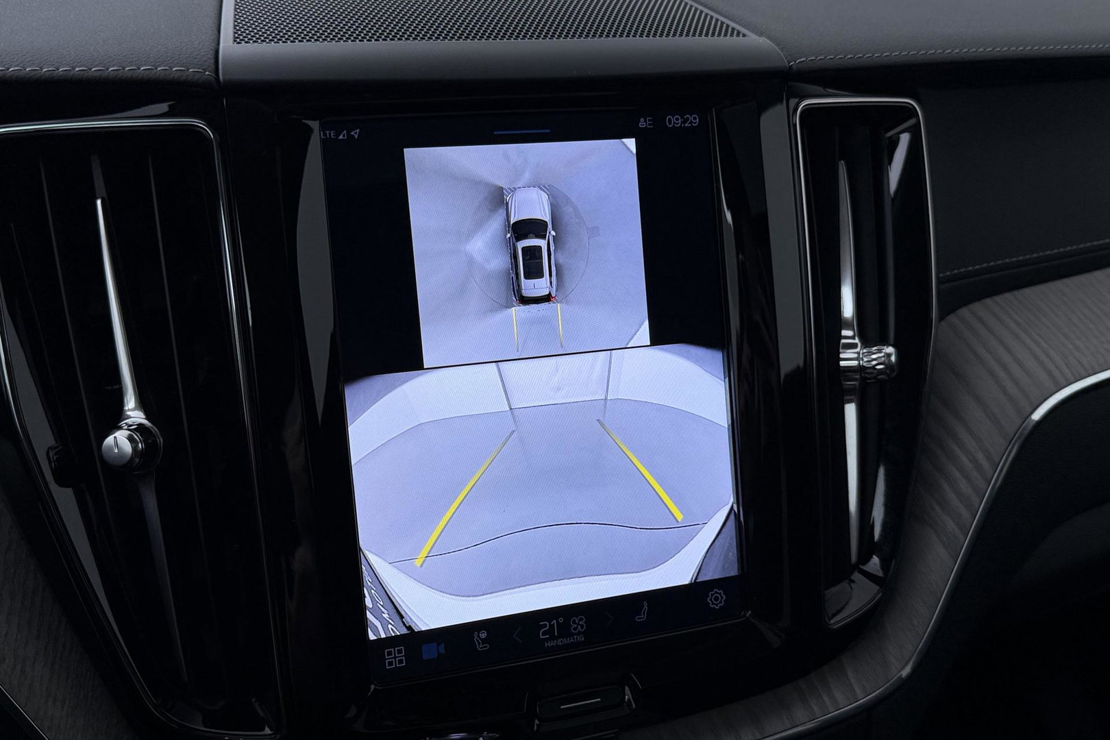 Volvo XC60 T8 Plug-in hybrid Ultra Dark | ACC | Luchtvering | Panoramadak | Massage | Bowers&Wilkins | 360° Camera | Head-Up