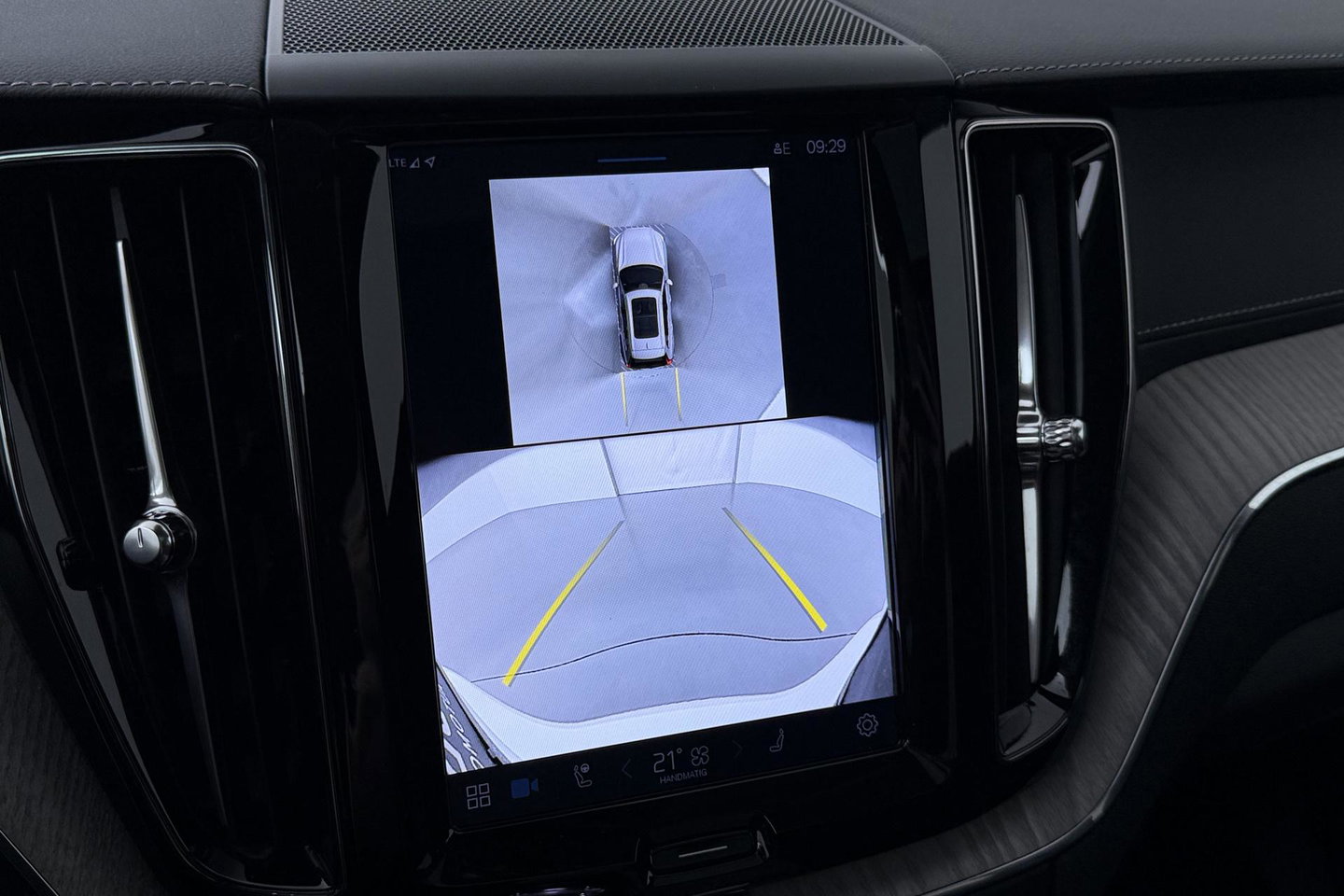 Volvo XC60 T8 Plug-in hybrid Ultra Dark | ACC | Luchtvering | Panoramadak | Massage | Bowers&Wilkins | 360° Camera | Head-Up