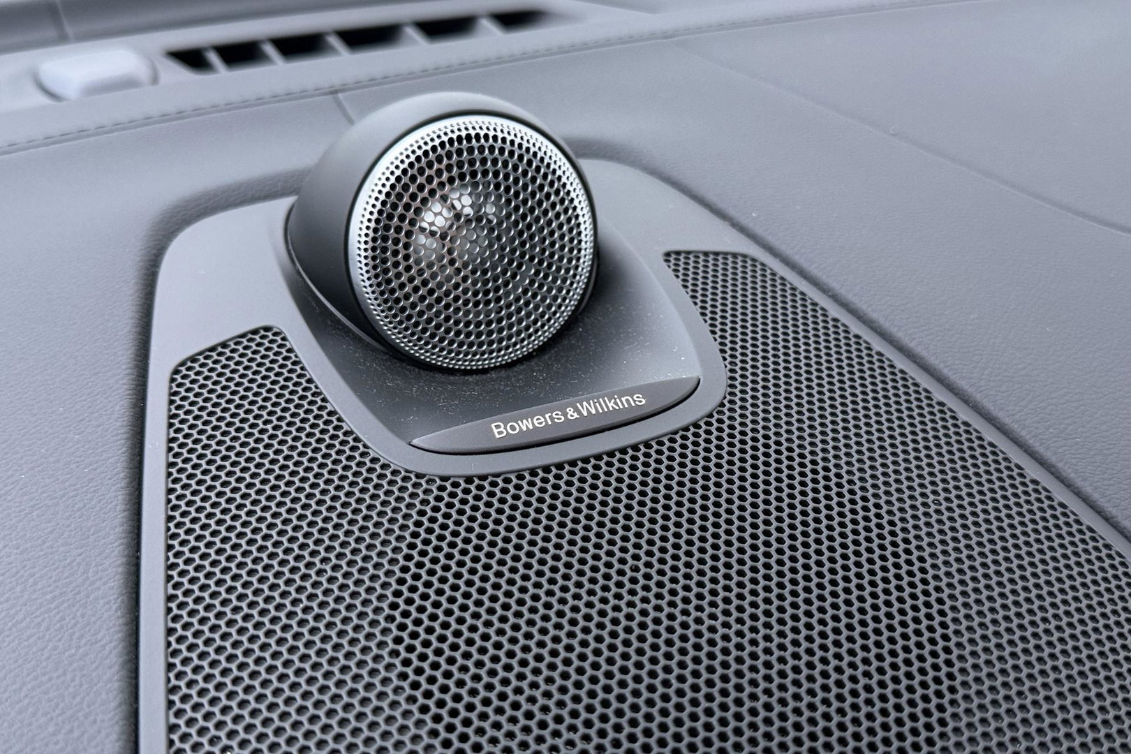 Volvo XC60 T8 Plug-in hybrid Ultra Dark | ACC | Luchtvering | Panoramadak | Massage | Bowers&Wilkins | 360° Camera | Head-Up