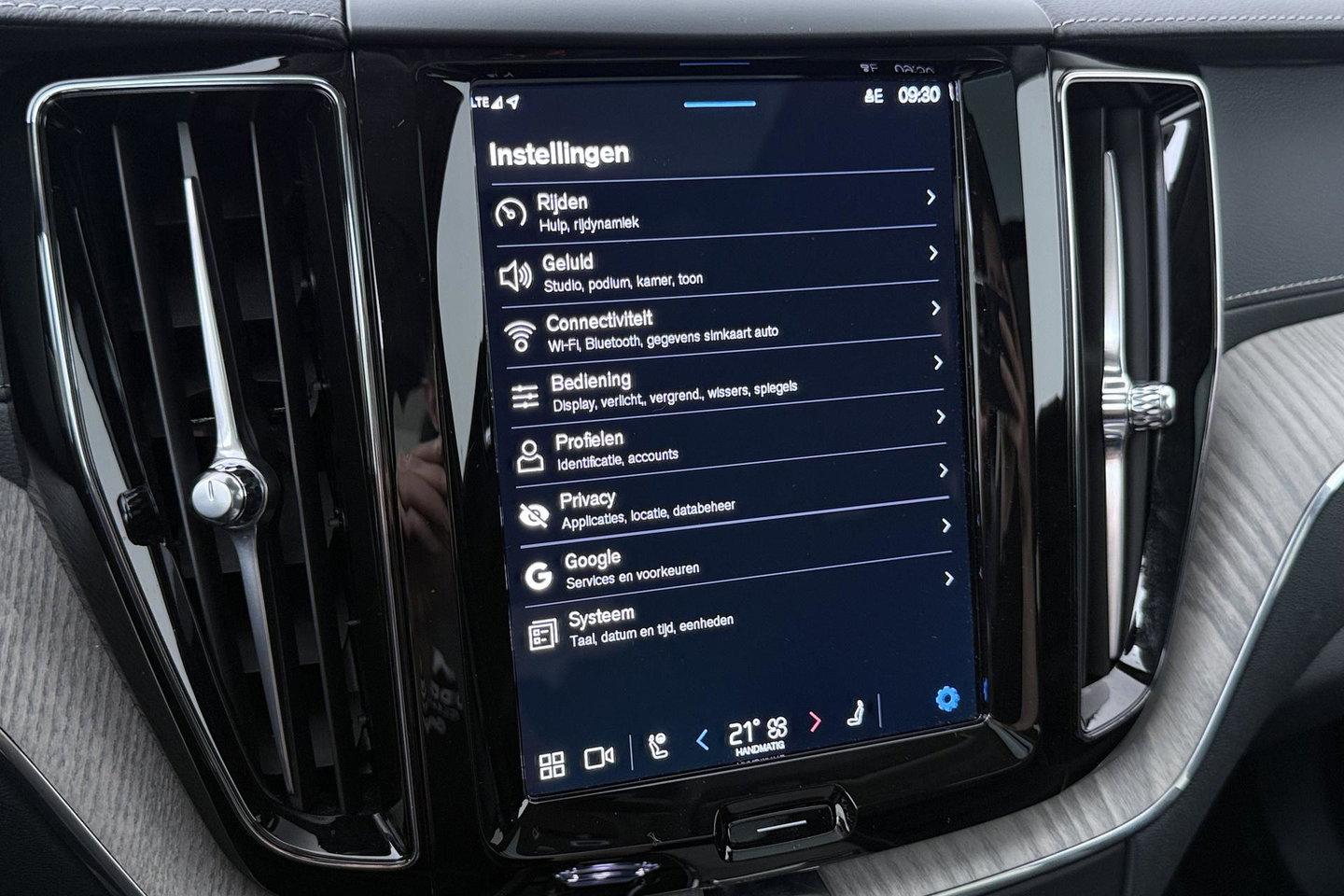 Volvo XC60 T8 Plug-in hybrid Ultra Dark | ACC | Luchtvering | Panoramadak | Massage | Bowers&Wilkins | 360° Camera | Head-Up
