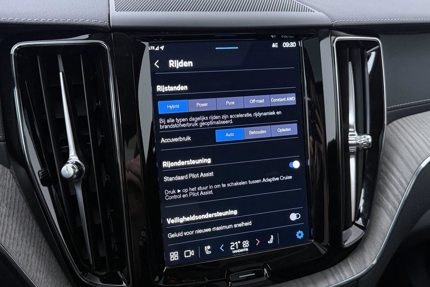 Volvo XC60 T8 Plug-in hybrid Ultra Dark | ACC | Luchtvering | Panoramadak | Massage | Bowers&Wilkins | 360° Camera | Head-Up