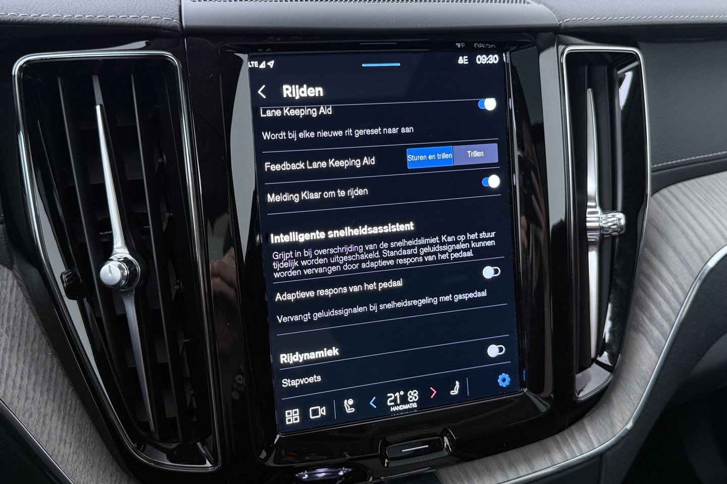 Volvo XC60 T8 Plug-in hybrid Ultra Dark | ACC | Luchtvering | Panoramadak | Massage | Bowers&Wilkins | 360° Camera | Head-Up