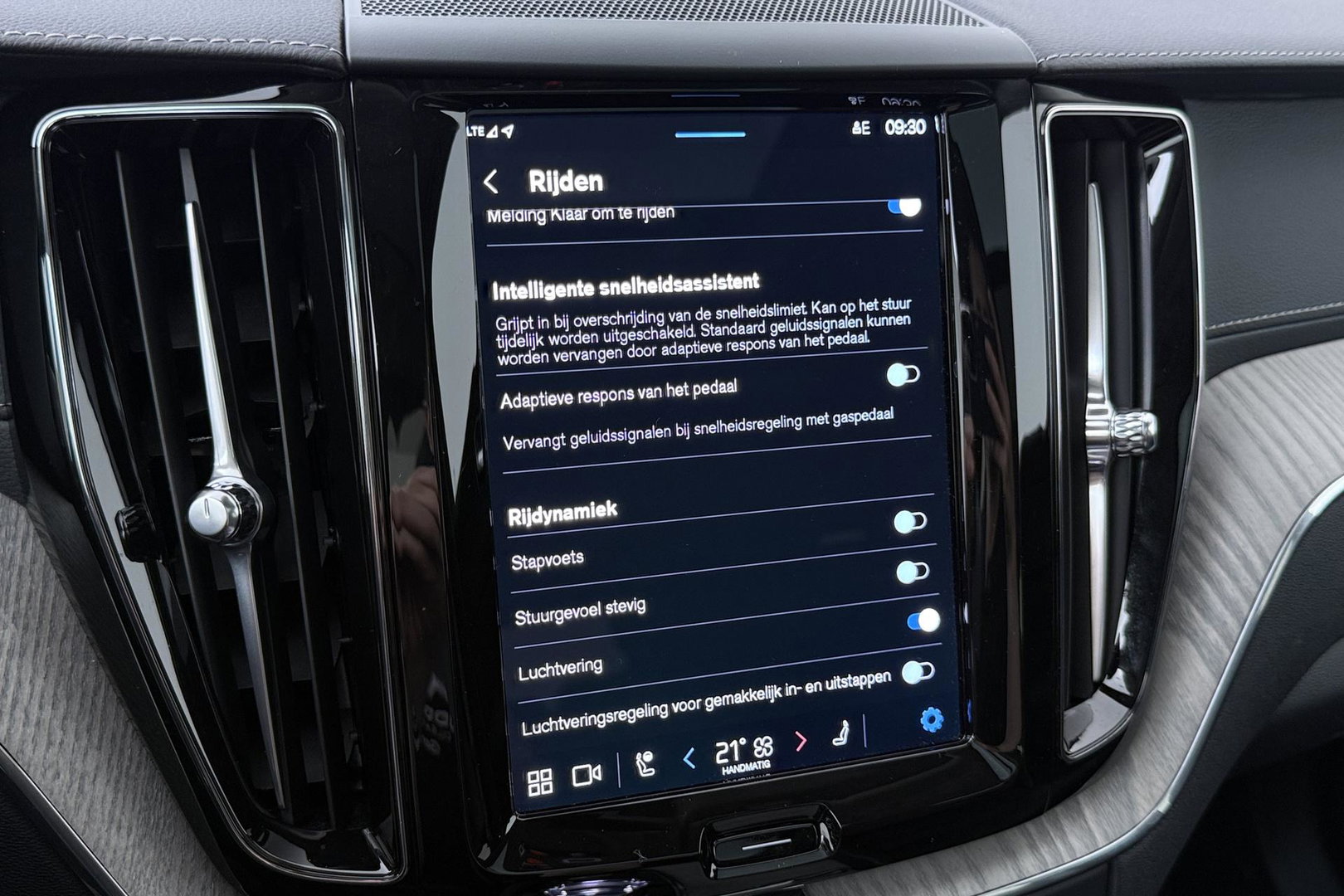 Volvo XC60 T8 Plug-in hybrid Ultra Dark | ACC | Luchtvering | Panoramadak | Massage | Bowers&Wilkins | 360° Camera | Head-Up