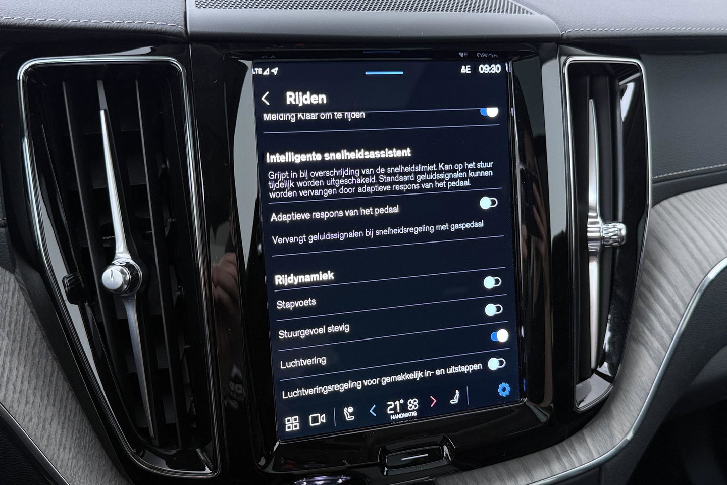 Volvo XC60 T8 Plug-in hybrid Ultra Dark | ACC | Luchtvering | Panoramadak | Massage | Bowers&Wilkins | 360° Camera | Head-Up