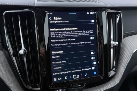 Volvo XC60 T8 Plug-in hybrid Ultra Dark | ACC | Luchtvering | Panoramadak | Massage | Bowers&Wilkins | 360° Camera | Head-Up