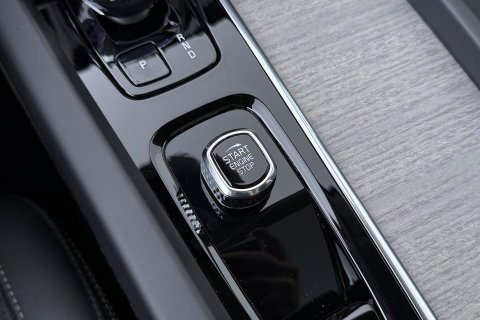 Volvo XC60 T8 Plug-in hybrid Ultra Dark | ACC | Luchtvering | Panoramadak | Massage | Bowers&Wilkins | 360° Camera | Head-Up