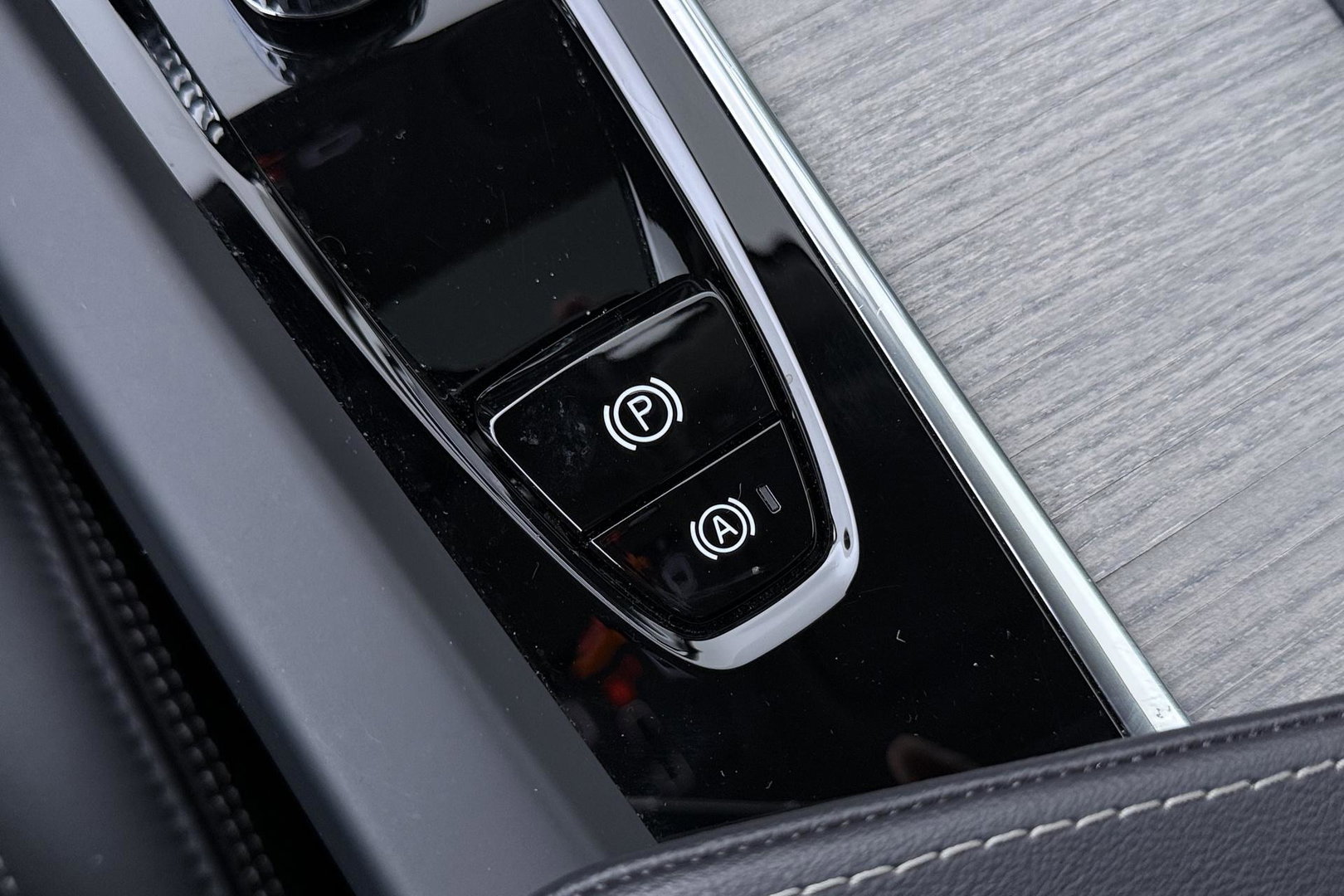 Volvo XC60 T8 Plug-in hybrid Ultra Dark | ACC | Luchtvering | Panoramadak | Massage | Bowers&Wilkins | 360° Camera | Head-Up