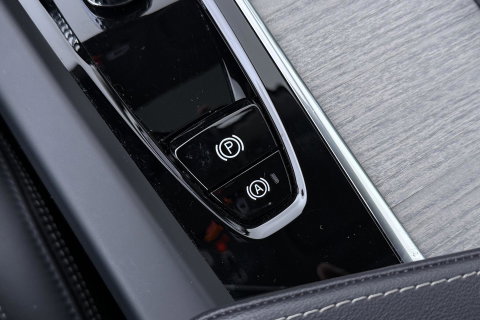 Volvo XC60 T8 Plug-in hybrid Ultra Dark | ACC | Luchtvering | Panoramadak | Massage | Bowers&Wilkins | 360° Camera | Head-Up