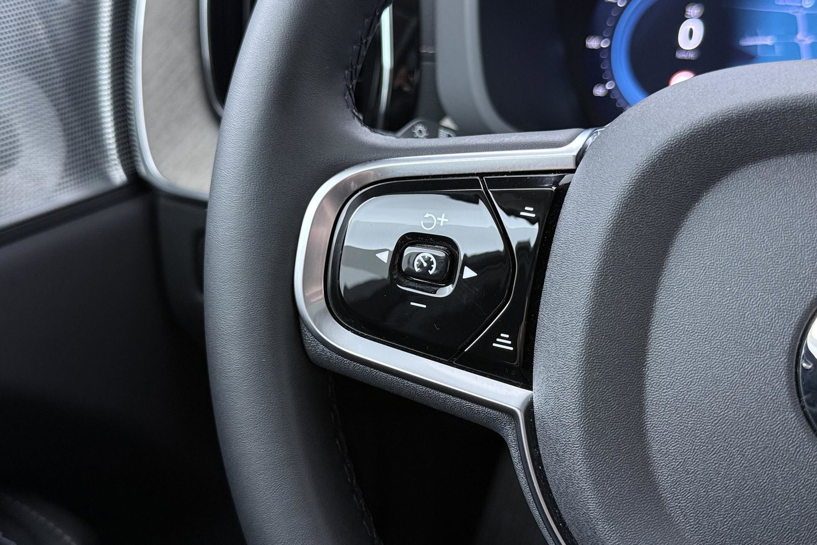 Volvo XC60 T8 Plug-in hybrid Ultra Dark | ACC | Luchtvering | Panoramadak | Massage | Bowers&Wilkins | 360° Camera | Head-Up