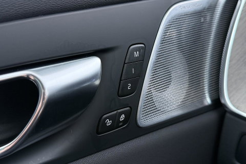 Volvo XC60 T8 Plug-in hybrid Ultra Dark | ACC | Luchtvering | Panoramadak | Massage | Bowers&Wilkins | 360° Camera | Head-Up