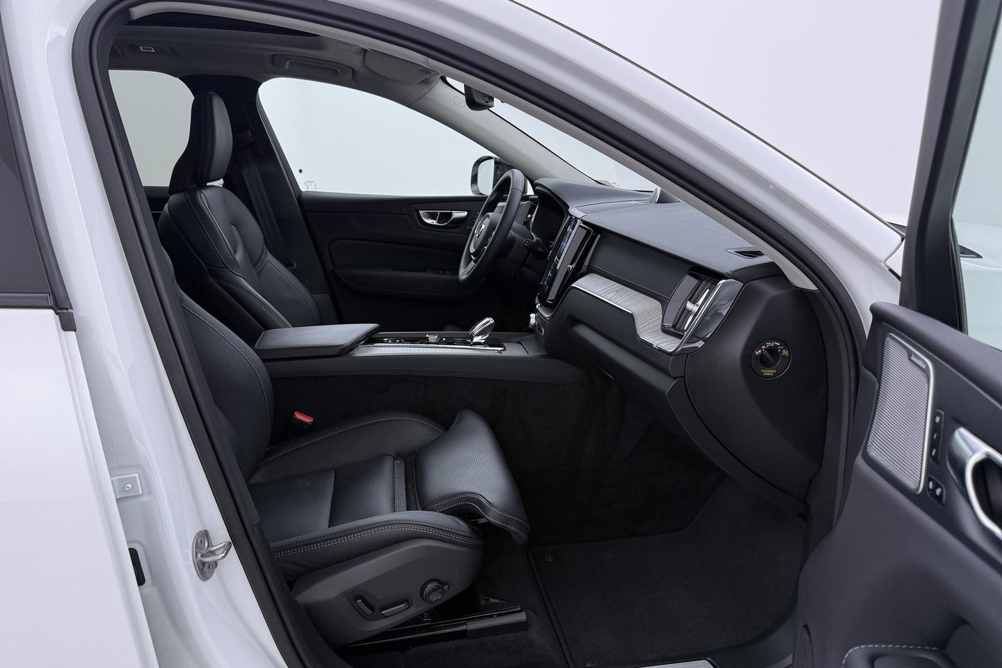 Volvo XC60 T8 Plug-in hybrid Ultra Dark | ACC | Luchtvering | Panoramadak | Massage | Bowers&Wilkins | 360° Camera | Head-Up