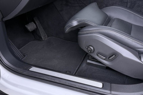 Volvo XC60 T8 Plug-in hybrid Ultra Dark | ACC | Luchtvering | Panoramadak | Massage | Bowers&Wilkins | 360° Camera | Head-Up