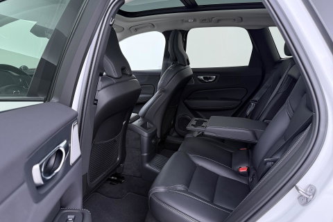 Volvo XC60 T8 Plug-in hybrid Ultra Dark | ACC | Luchtvering | Panoramadak | Massage | Bowers&Wilkins | 360° Camera | Head-Up