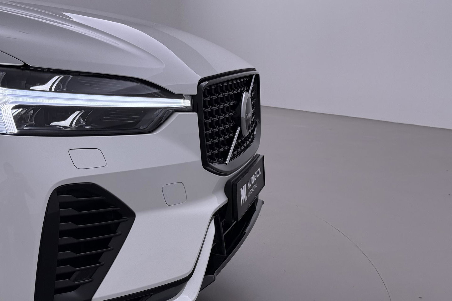 Volvo XC60 T8 Plug-in hybrid Ultra Dark | ACC | Luchtvering | Panoramadak | Massage | Bowers&Wilkins | 360° Camera | Head-Up