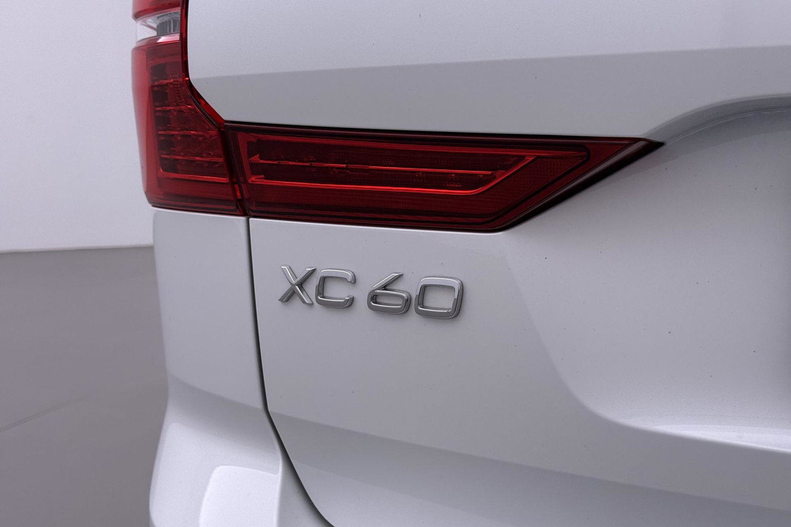 Volvo XC60 T8 Plug-in hybrid Ultra Dark | ACC | Luchtvering | Panoramadak | Massage | Bowers&Wilkins | 360° Camera | Head-Up