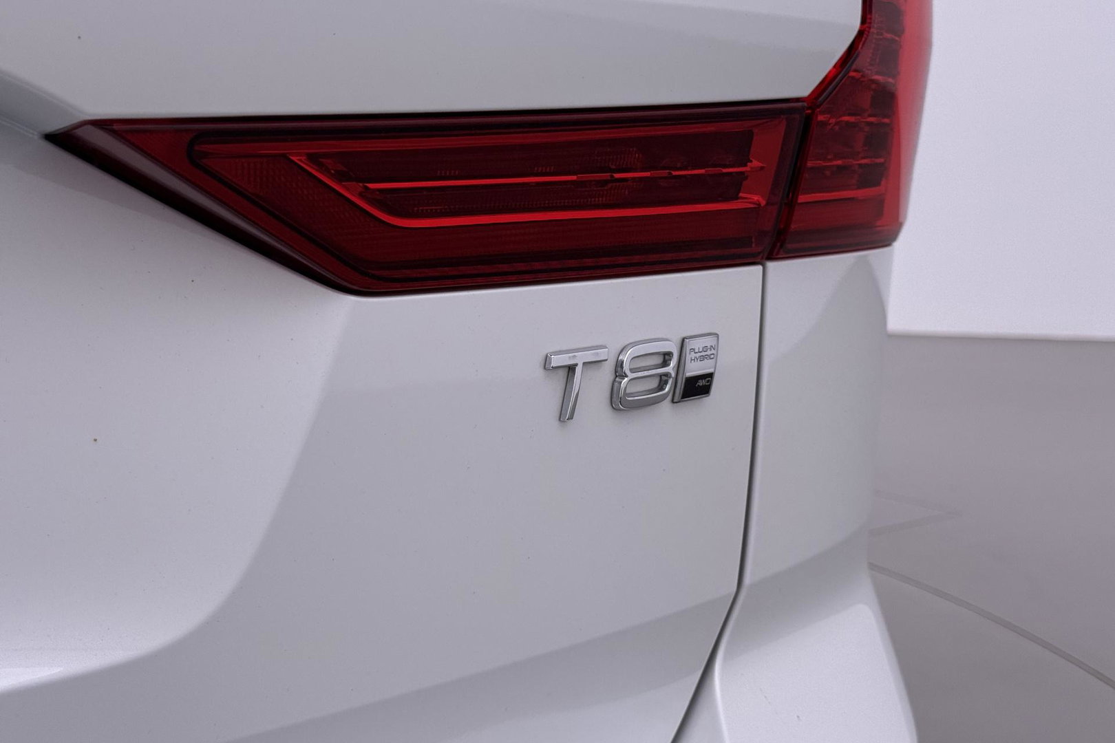 Volvo XC60 T8 Plug-in hybrid Ultra Dark | ACC | Luchtvering | Panoramadak | Massage | Bowers&Wilkins | 360° Camera | Head-Up