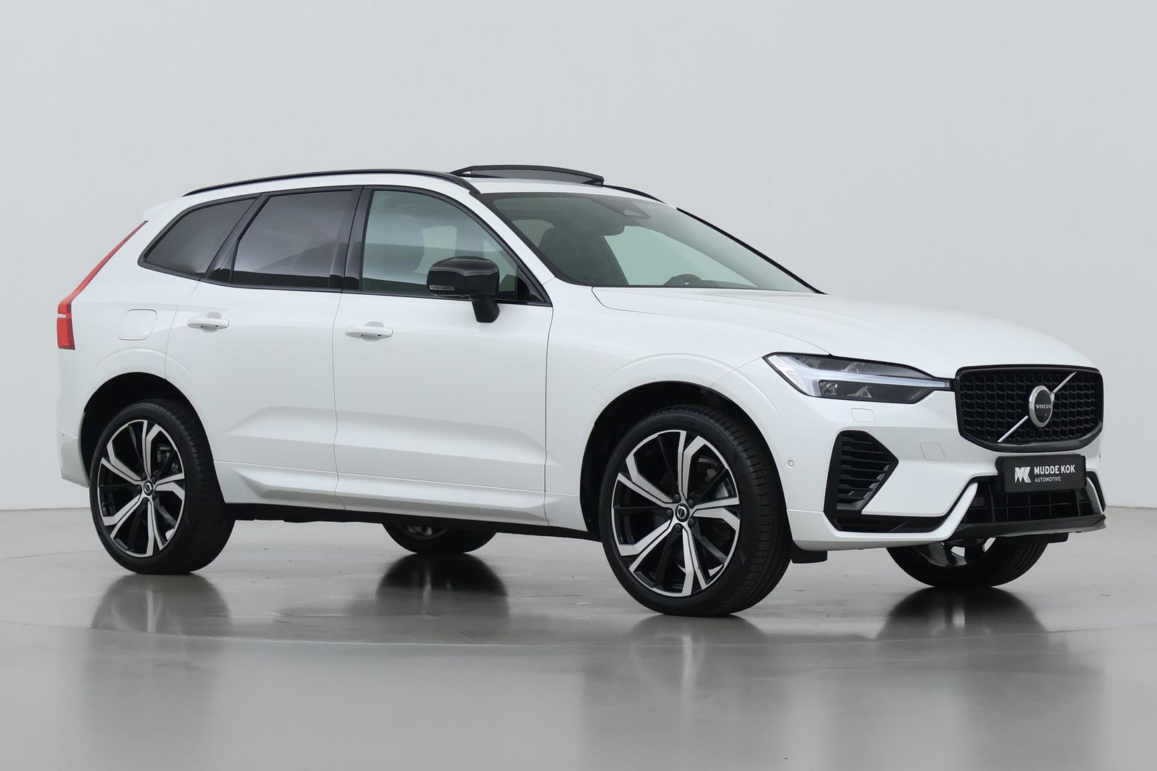 Volvo XC60 T8 Plug-in hybrid Ultra Dark | ACC | Luchtvering | Panoramadak | Massage | Bowers&Wilkins | 360° Camera | Head-Up