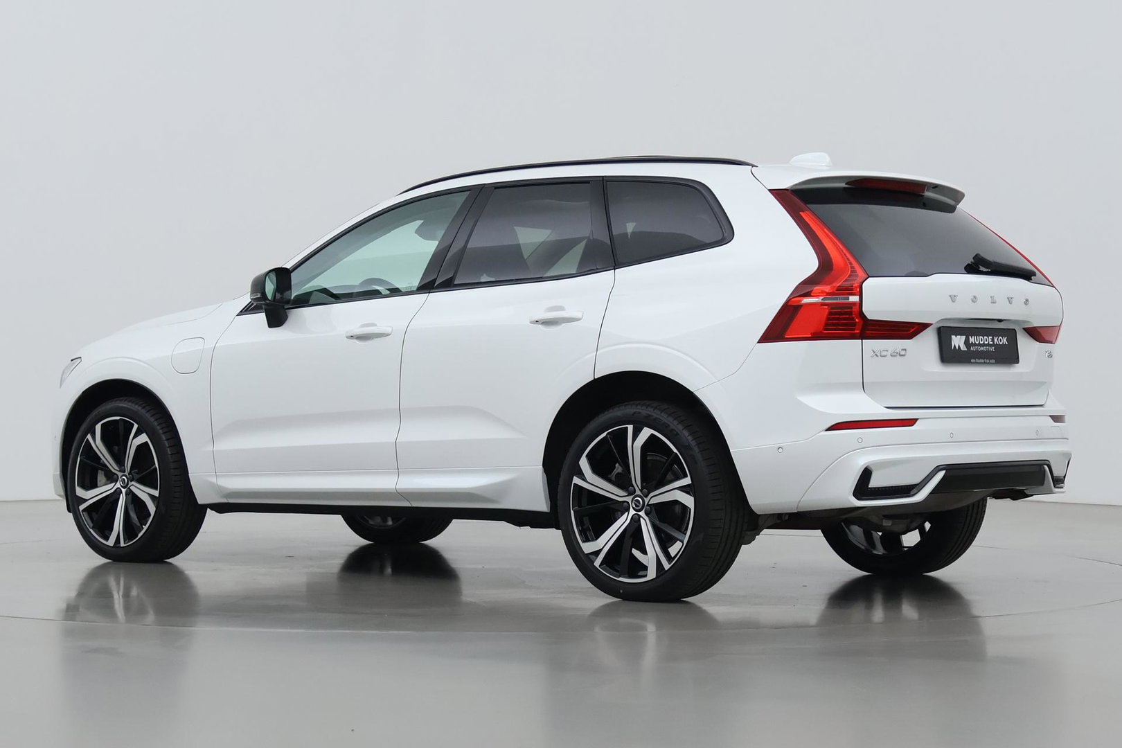 Volvo XC60 T8 Plug-in hybrid Ultra Dark | ACC | Luchtvering | Panoramadak | Massage | Bowers&Wilkins | 360° Camera | Head-Up