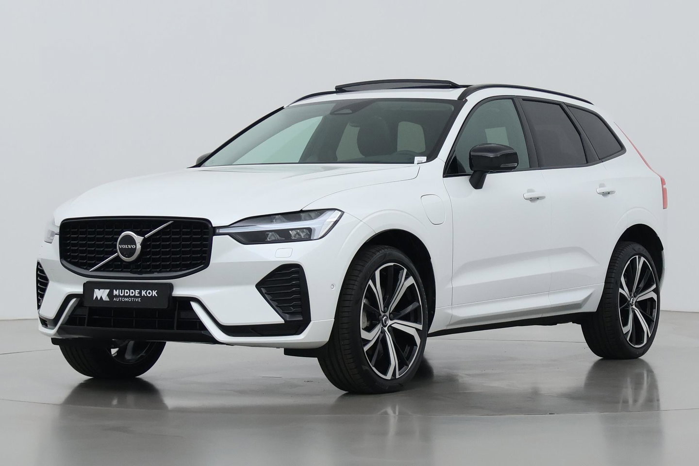 Volvo XC60 T8 Plug-in hybrid Ultra Dark | ACC | Luchtvering | Panoramadak | Massage | Bowers&Wilkins | 360° Camera | Head-Up