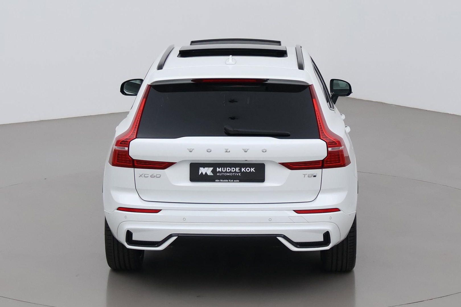 Volvo XC60 T8 Plug-in hybrid Ultra Dark | ACC | Luchtvering | Panoramadak | Massage | Bowers&Wilkins | 360° Camera | Head-Up