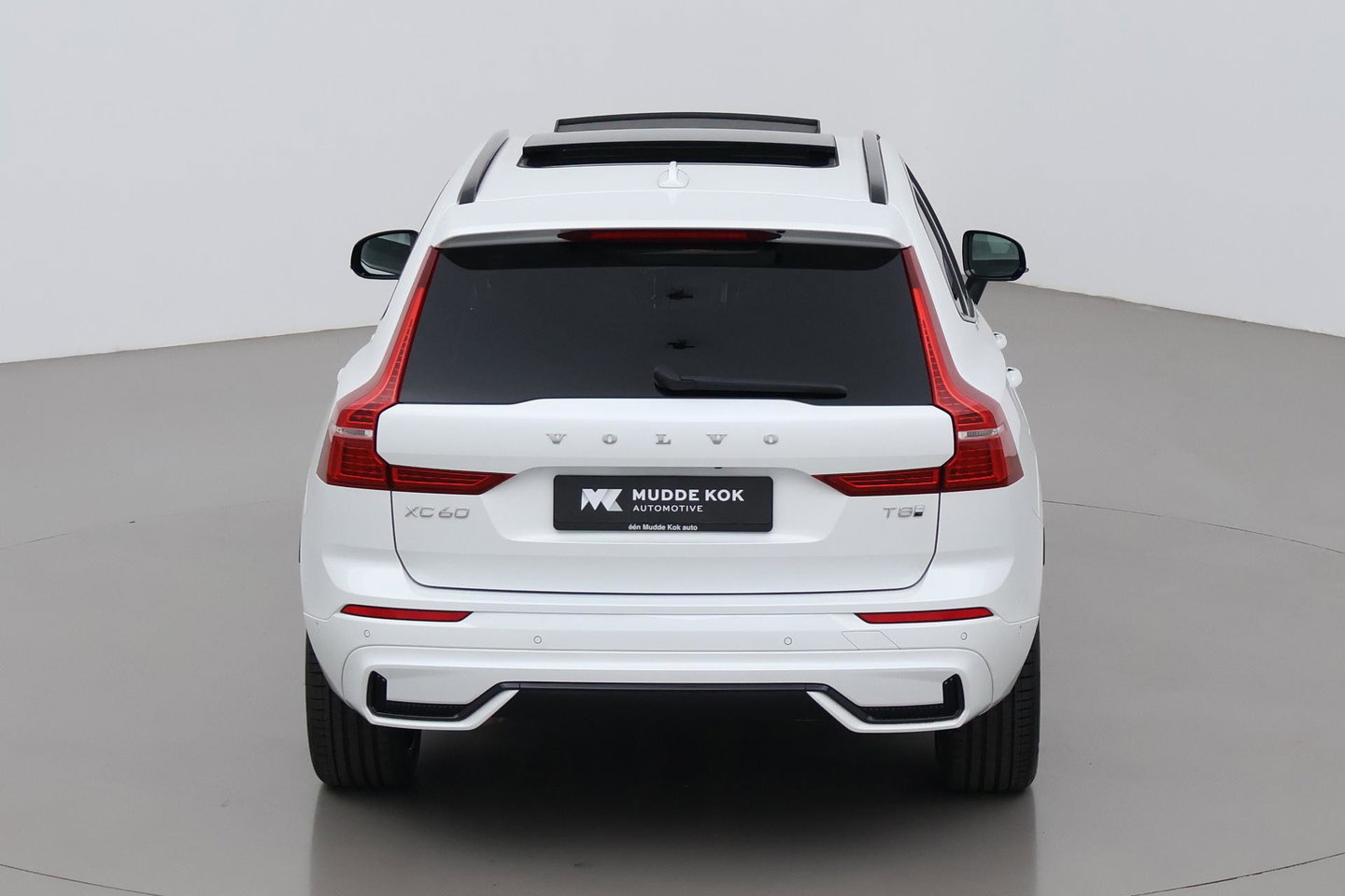 Volvo XC60 T8 Plug-in hybrid Ultra Dark | ACC | Luchtvering | Panoramadak | Massage | Bowers&Wilkins | 360° Camera | Head-Up