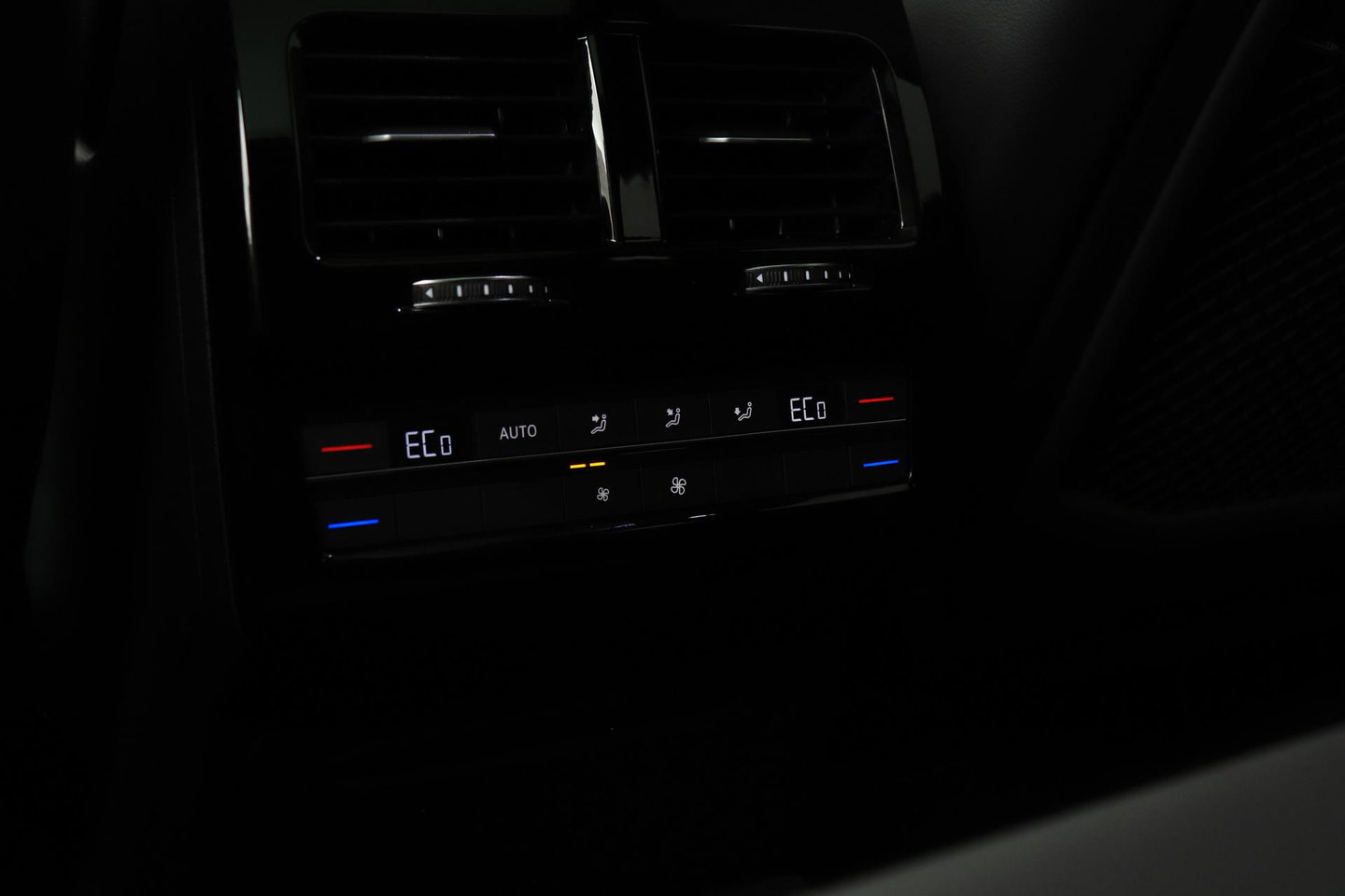 Volkswagen Touareg 3.0 TSi eHybrid 4MOTION R | FINAL EDITION | Luchtvering | Trekhaak | Panoramadak | Dynaudio | 360° Camera