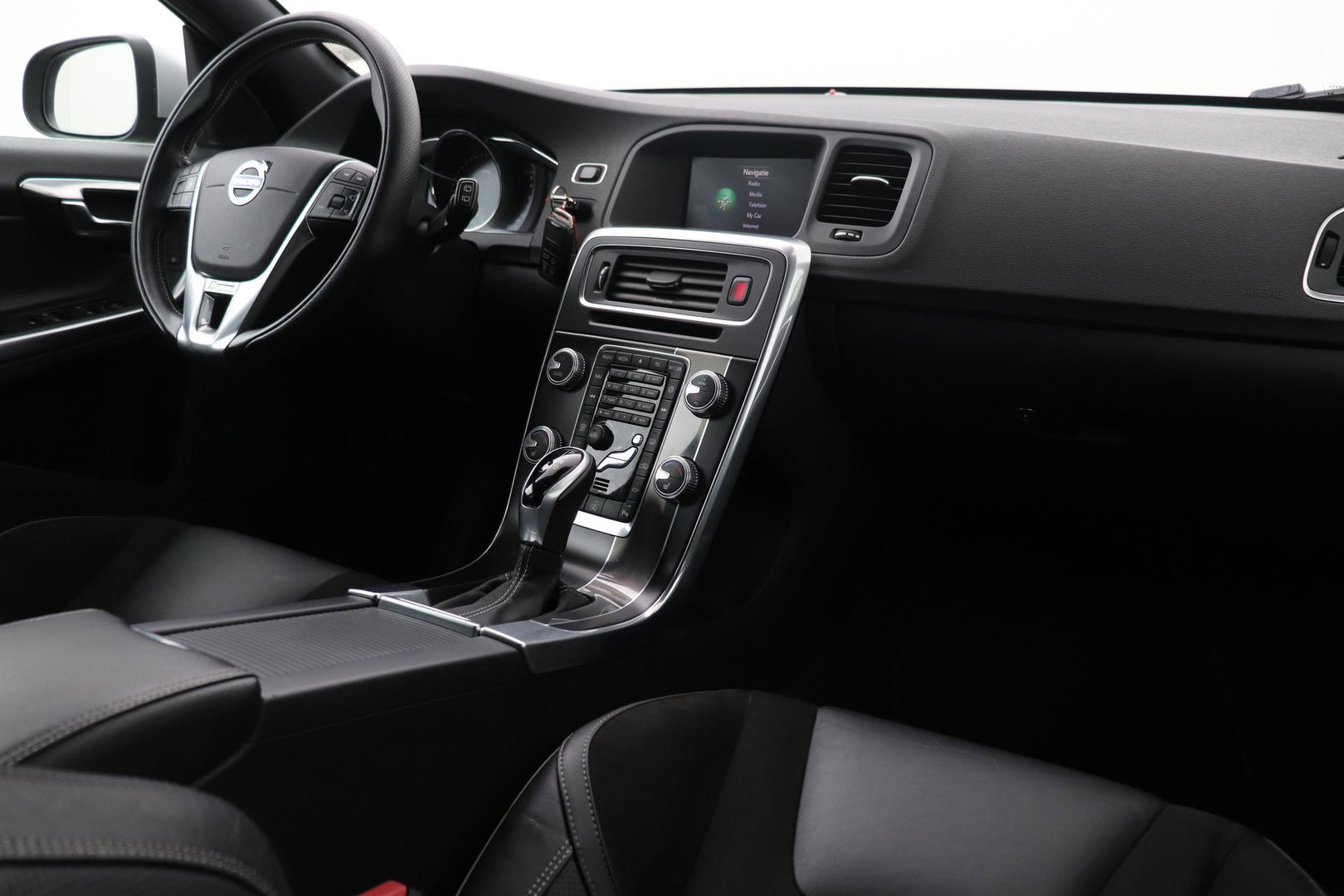 Volvo V60 T3 R-Design | Trekhaak | Adaptieve Xenon | Standkachel | Automaat | Navigatie | 18 Inch