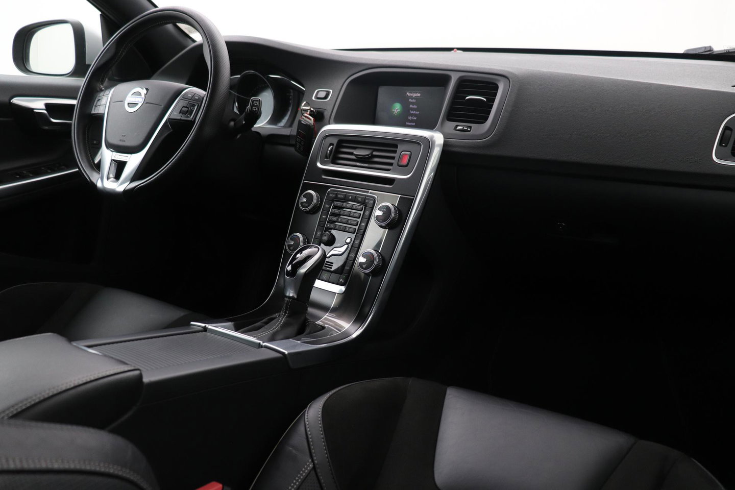 Volvo V60 T3 R-Design | Trekhaak | Adaptieve Xenon | Standkachel | Automaat | Navigatie | 18 Inch