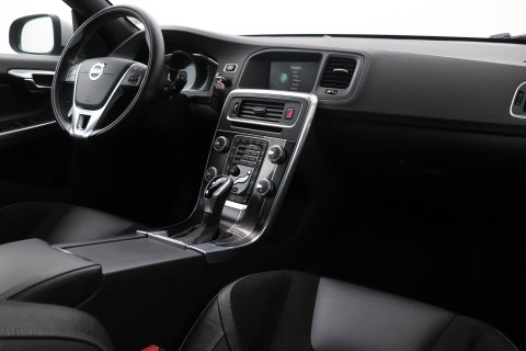 Volvo V60 T3 R-Design | Trekhaak | Adaptieve Xenon | Standkachel | Automaat | Navigatie | 18 Inch