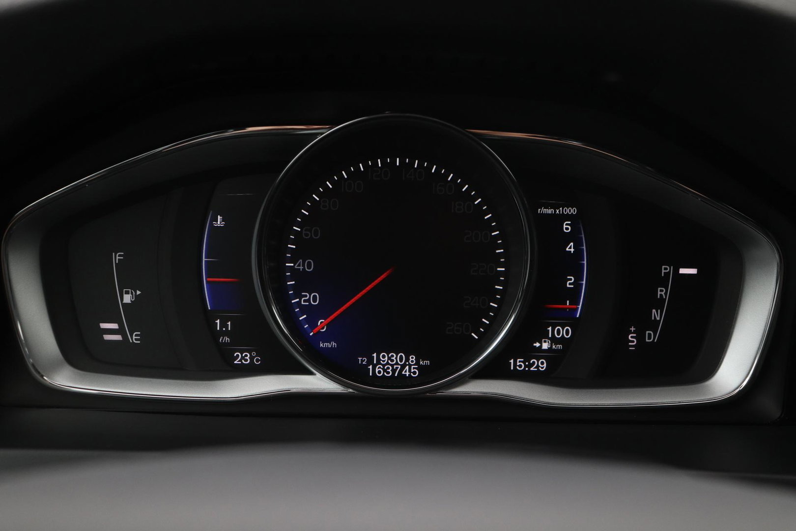 Volvo V60 T3 R-Design | Trekhaak | Adaptieve Xenon | Standkachel | Automaat | Navigatie | 18 Inch