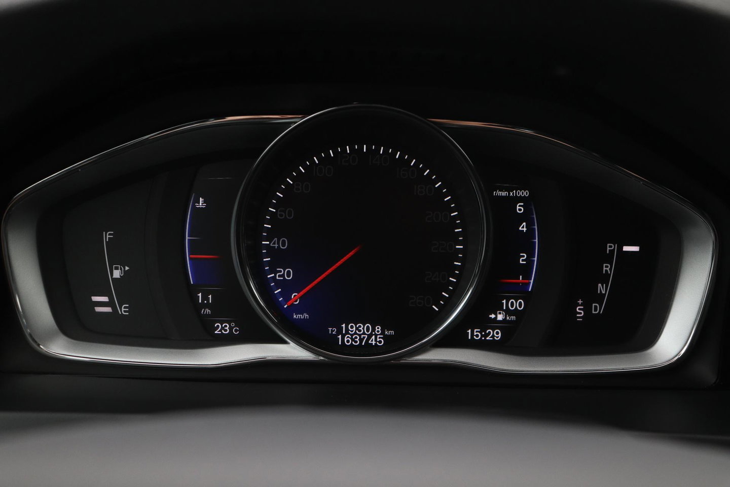 Volvo V60 T3 R-Design | Trekhaak | Adaptieve Xenon | Standkachel | Automaat | Navigatie | 18 Inch