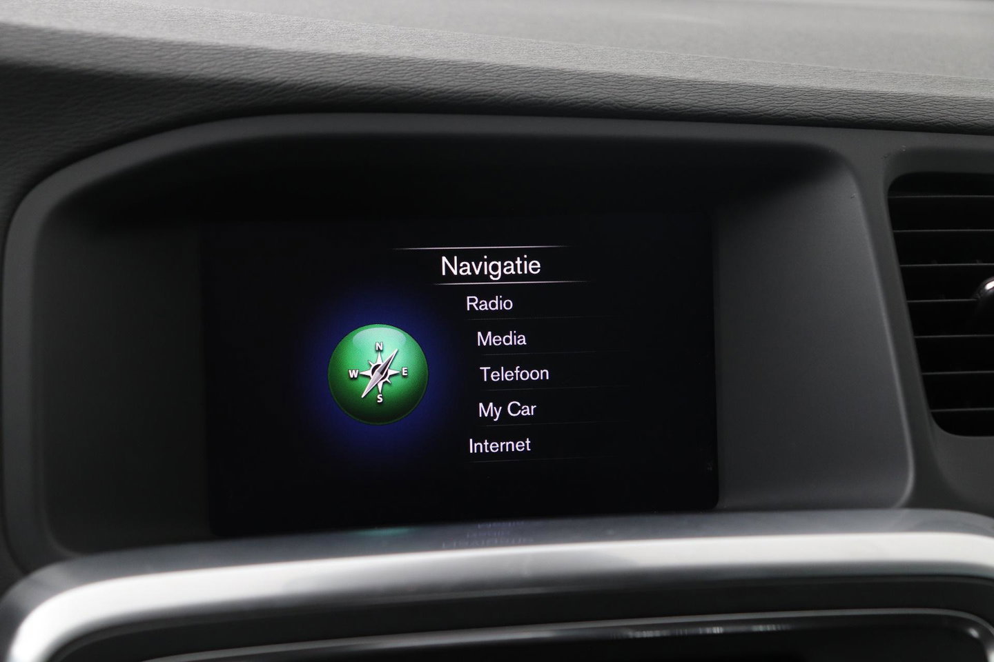 Volvo V60 T3 R-Design | Trekhaak | Adaptieve Xenon | Standkachel | Automaat | Navigatie | 18 Inch