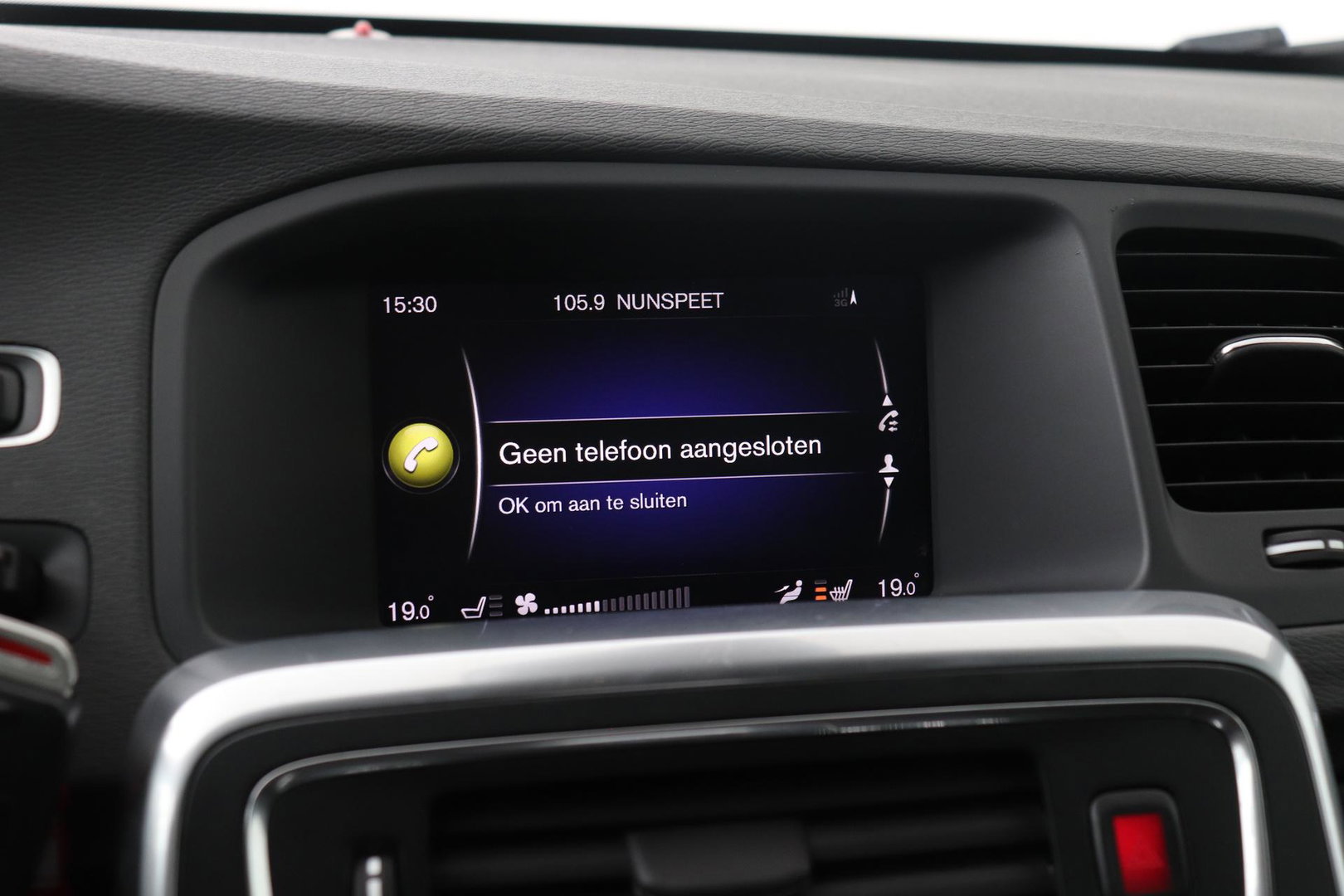 Volvo V60 T3 R-Design | Trekhaak | Adaptieve Xenon | Standkachel | Automaat | Navigatie | 18 Inch
