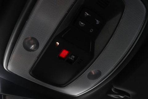 Volvo V60 T3 R-Design | Trekhaak | Adaptieve Xenon | Standkachel | Automaat | Navigatie | 18 Inch