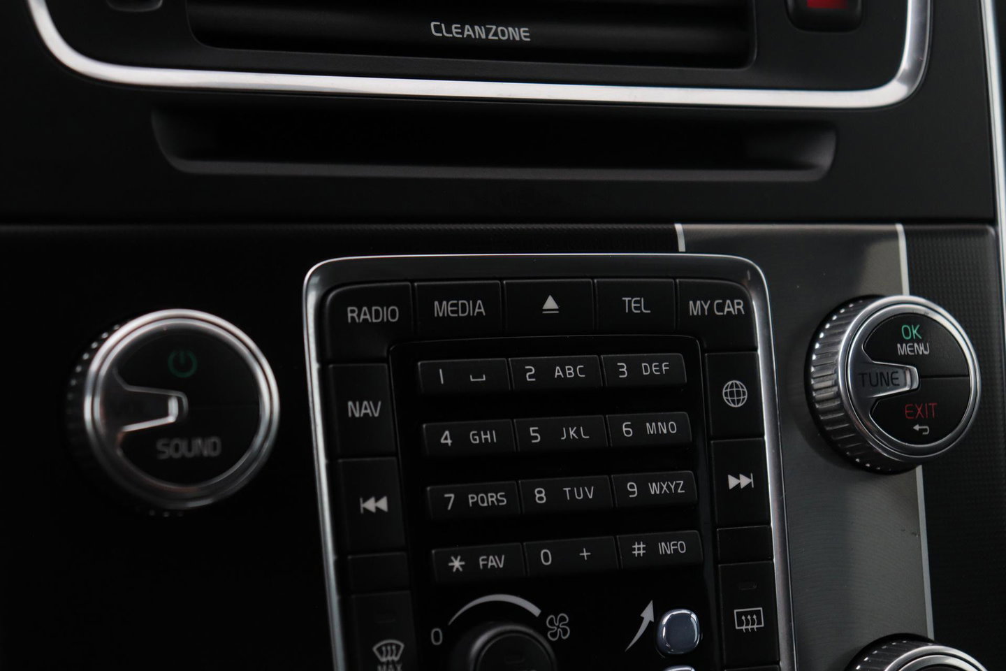 Volvo V60 T3 R-Design | Trekhaak | Adaptieve Xenon | Standkachel | Automaat | Navigatie | 18 Inch