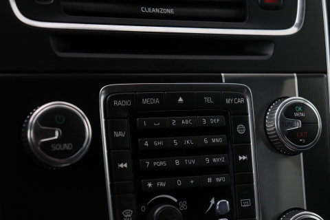Volvo V60 T3 R-Design | Trekhaak | Adaptieve Xenon | Standkachel | Automaat | Navigatie | 18 Inch